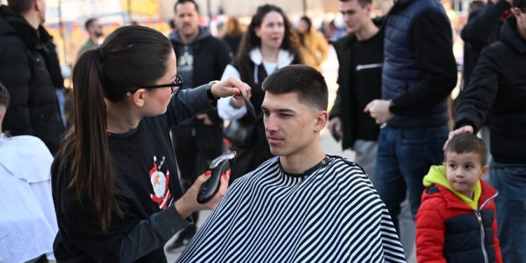 FOTOGALERIJA I VIDEO Ovo su najbolji prizori u Splitu. Rijetko se viđa ovaj spektakl na ulici: “Sve je u humanitarne svrhe – za našu djecu”