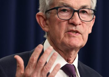 Fed snizio kamatne stope po treći put ove godine i povisio prognoze za inflaciju