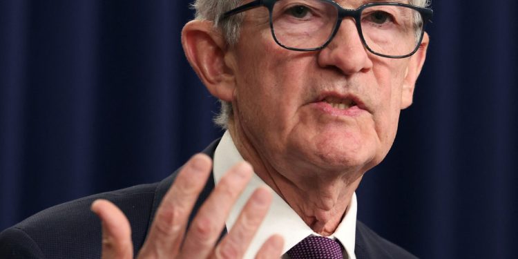 Fed snizio kamatne stope po treći put ove godine i povisio prognoze za inflaciju