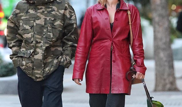 Florence Pugh i njezin dečko iz Peaky Blinders Finn Cole uživaju u zadnjim božićnim kupovinama u Londonu nakon što je glumica otkrila da se napokon spremna skrasiti nakon nekoliko burnih godina