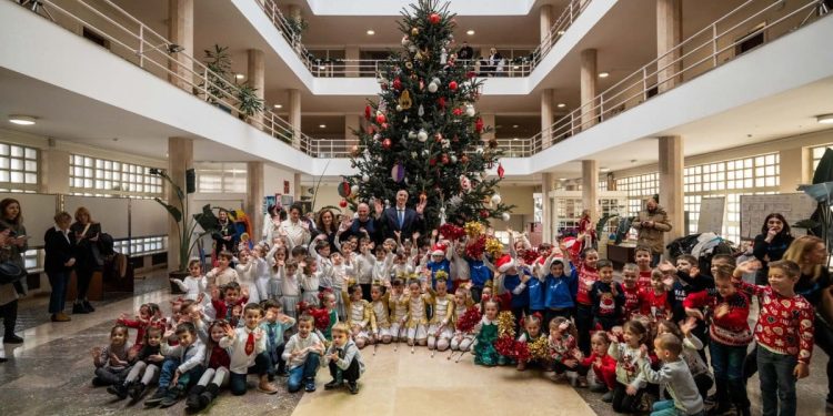 GUŽVA U BANOVINI Gradonačelniku i zaposlenicima stigli posebni gosti i priredili im iznenađenje