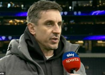 Gary Neville KRIDI Lisandra Martineza zbog ‘užasavajućeg i vragolastog’ čišćenja da bi poklonio Dejanu Kulusevskom drugi pogodak Tottenhama… jer Jamie Carragher inzistira na tome da je obrambena forma ‘brinja’ za navijače Man Uniteda