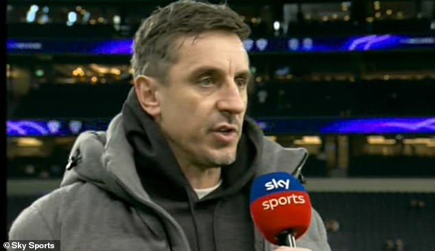 Gary Neville KRIDI Lisandra Martineza zbog ‘užasavajućeg i vragolastog’ čišćenja da bi poklonio Dejanu Kulusevskom drugi pogodak Tottenhama… jer Jamie Carragher inzistira na tome da je obrambena forma ‘brinja’ za navijače Man Uniteda