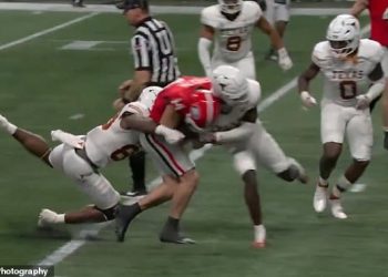 Georgia QB Gunner Stockton pretrpio je zastrašujući udarac u glavu u dramatičnoj završnici osvajanja naslova SEC nad Texasom