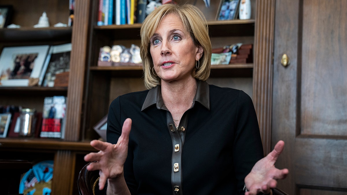 Claudia Tenney s rukama u zraku