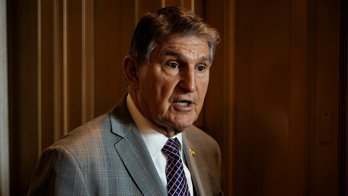 Joe Manchin u hodnicima Kongresa