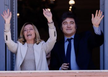 SRDAČNI ODNOSI Milei Meloni poklonio figuricu s motornom pilom, ona njemu talijansko državljanstvo | NACIONAL.HR