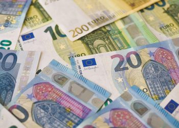 Glavni ekonomist ECB-a: Moramo prebaciti težište s ekonomskih podataka na rizike