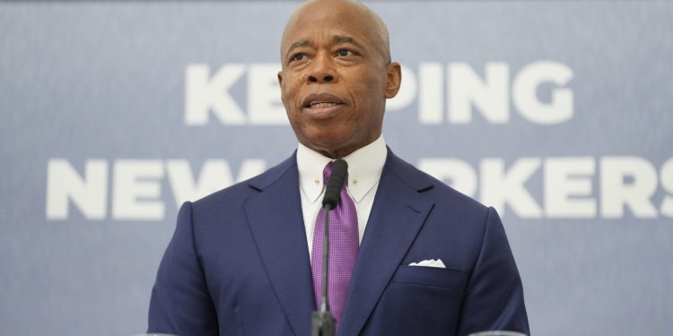 Glavni savjetnik gradonačelnika New Yorka Erica Adamsa iznenada daje ostavku usred savezne istrage