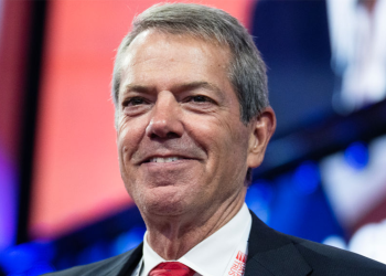 Guverner Nebraske Jim Pillen hospitaliziran je nakon što je zbačen s konja