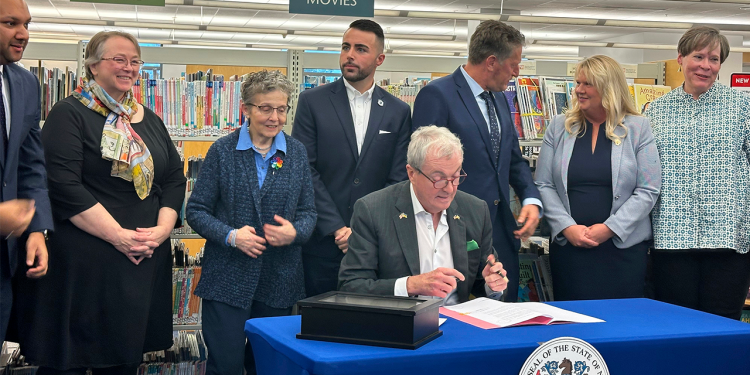 Guverner New Jerseyja Phil Murphy potpisuje zakon kojim se zabrana knjiga pretvara u zakon