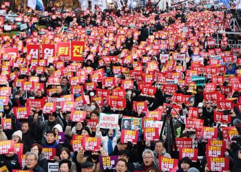 KOLAPS U KOREJI Prosvjednici traže opoziv predsjednika, zastupnici PPP-a bojkotiraju glasanje | NACIONAL.HR