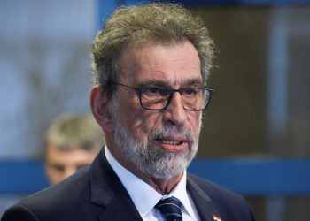 MINIMALNI TROŠKOVI Fuchs čestitao Božić i najavio zamjene školskih brava tijekom praznika | NACIONAL.HR