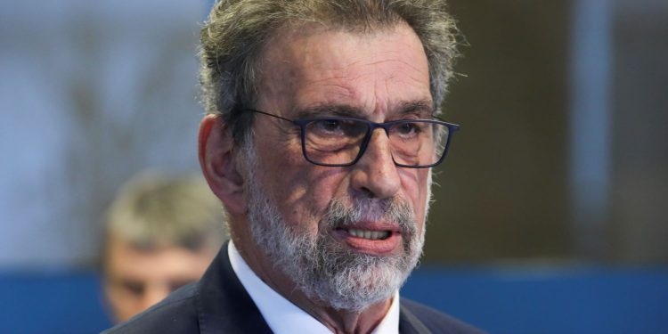 MINIMALNI TROŠKOVI Fuchs čestitao Božić i najavio zamjene školskih brava tijekom praznika | NACIONAL.HR