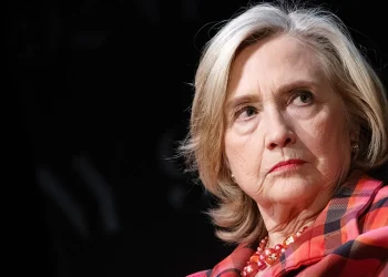 Hillary Clinton kaže da republikanci primaju naredbe od ‘najbogatijeg čovjeka na svijetu’ da zatvore vladu
