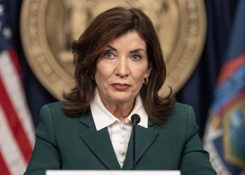 Hochul potpisuje zakon koji će energetskim tvrtkama naplatiti 75 milijardi dolara, ali kritičari kažu da će kupci stvarno platiti račun