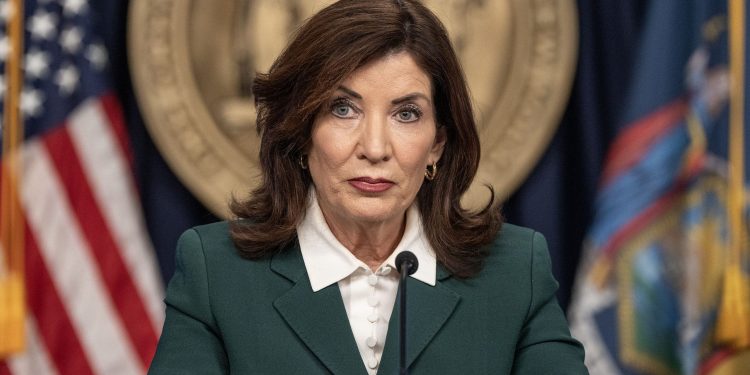 Hochul potpisuje zakon koji će energetskim tvrtkama naplatiti 75 milijardi dolara, ali kritičari kažu da će kupci stvarno platiti račun