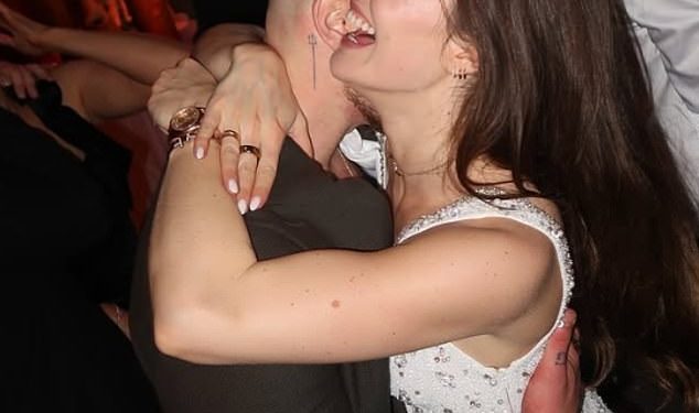 Holly Ramsay izgleda oduševljena zaručnikom Adamom Peatyjem dok plešu cijelu noć na zaručničkoj zabavi s njezinom slavnom obitelji