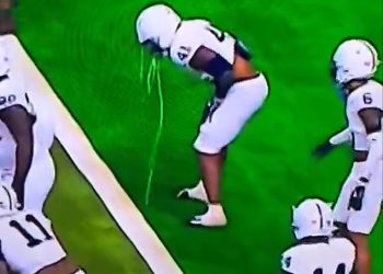 Igrač Penn Statea viđen kako povraća na travnjaku tijekom utakmice Big Ten Championshipa protiv Oregona