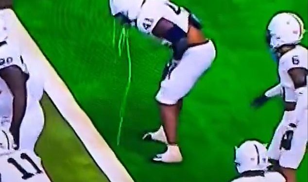 Igrač Penn Statea viđen kako povraća na travnjaku tijekom utakmice Big Ten Championshipa protiv Oregona