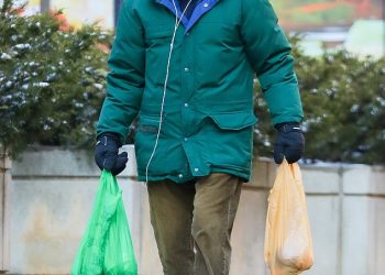 Ikona komedije iz 1980-ih viđena na rijetkom izletu u NYC desetljećima nakon što je napustila Hollywood… možete li pogoditi tko?