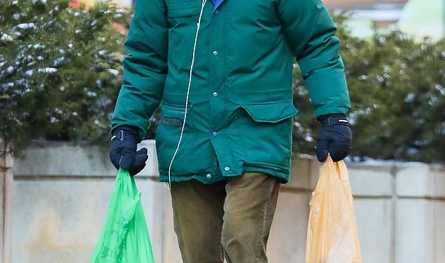 Ikona komedije iz 1980-ih viđena na rijetkom izletu u NYC desetljećima nakon što je napustila Hollywood… možete li pogoditi tko?