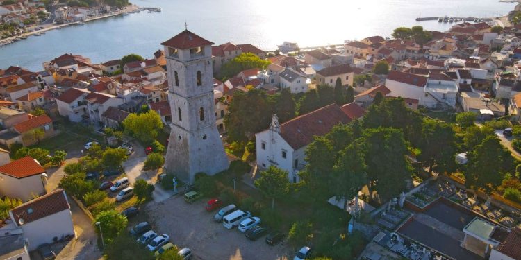 Istražite povijest Tisnog kroz tematske šetnje “Tišnjanskom ulicom prolazim”