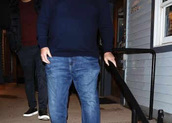 James Packer izgleda sretno i zdravo dok odlazi s večere s Jeffom Bezosom u Aspenu, Colorado