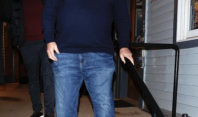 James Packer izgleda sretno i zdravo dok odlazi s večere s Jeffom Bezosom u Aspenu, Colorado