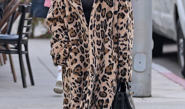 Jennifer Lopez glamurirala je u kaputu s uzorkom leoparda u LA-u nakon što je otkrila srceparajuće pitanje koje postavlja o svojoj djeci