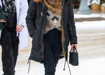 Jennifer Lopez obučena u krznenu parku s krznenom podstavom i nejasne čizme dok uživa u bijelom Božiću u Aspenu