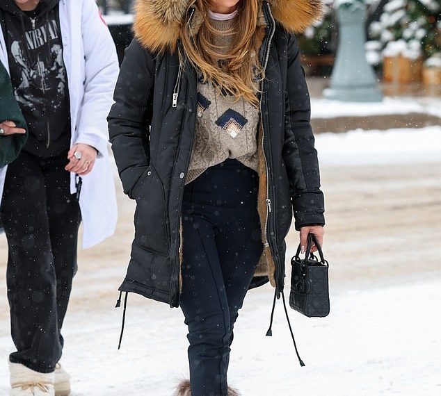 Jennifer Lopez obučena u krznenu parku s krznenom podstavom i nejasne čizme dok uživa u bijelom Božiću u Aspenu
