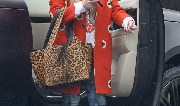 Jessica Simpson OPET se odrekla vjenčanog prstena tijekom izlaska s djecom usred glasina o razvodu Erica Johnsona