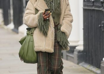 Jodie Turner-Smith kroji trendi figuru u zelenom džemperu i kariranim smeđim hlačama dok izlazi u London