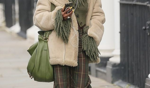 Jodie Turner-Smith kroji trendi figuru u zelenom džemperu i kariranim smeđim hlačama dok izlazi u London