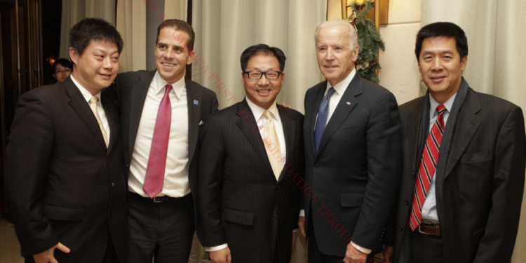 Joe Biden pozira s Hunterovim kineskim poslovnim suradnicima na nedavno objavljenim fotografijama: ‘Nevjerojatno osuđujuće’