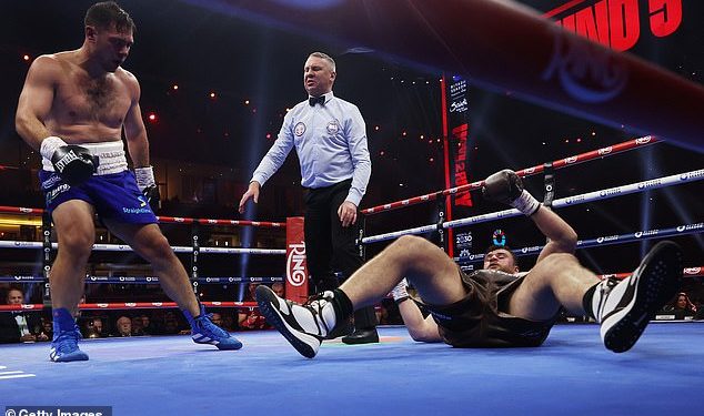 Johnny Fisher preživio je VELIKI strah da bi pobijedio kontroverznom podijeljenom odlukom protiv domaćeg rivala Davea Allena u podkarti Tysona Furyja protiv Oleksandra Usyka