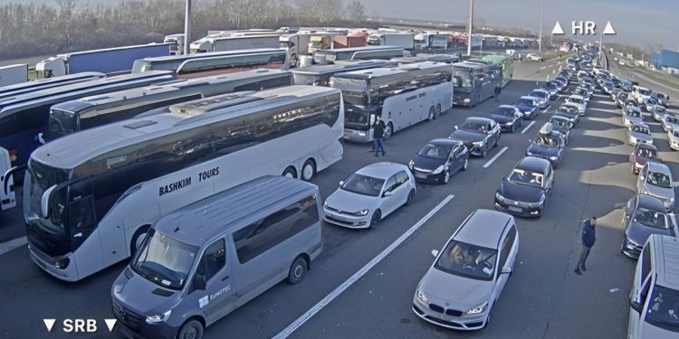 KOLAPS Kolona na Bajakovu prema Srbiji duga 18 kilometara | NACIONAL.HR