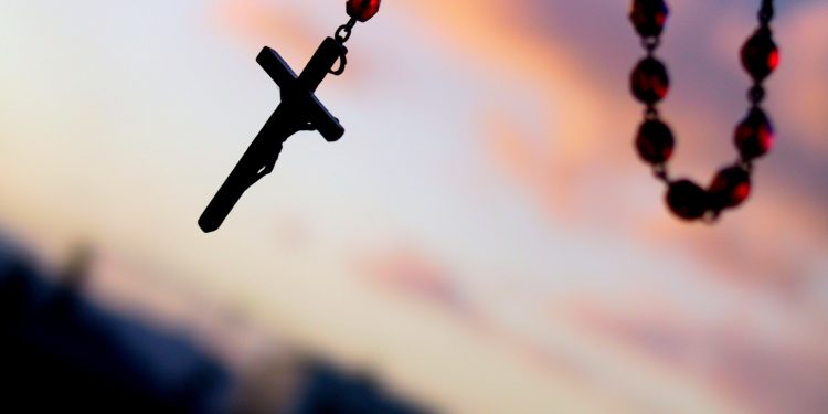 Kako moliti krunicu tijekom Adventa: Evo nekoliko prijedloga