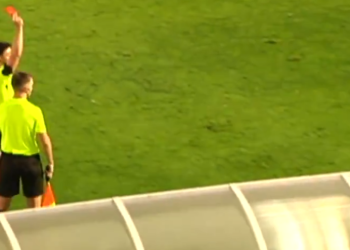 Kakva greška suca! Zaboravlja da je igrač već žuti i šalje ga s klupe
