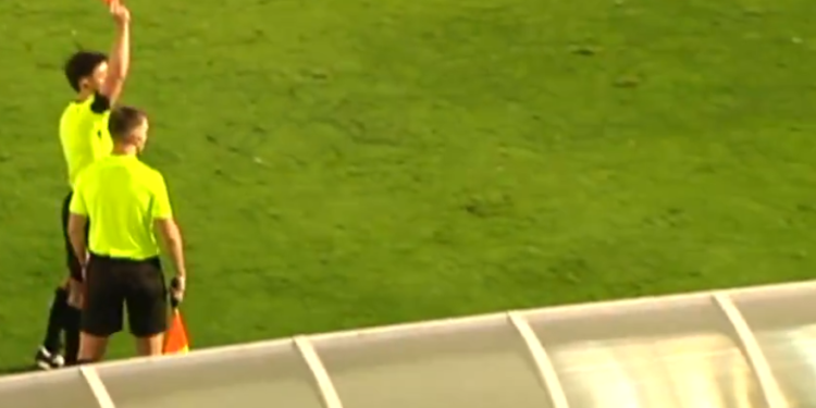 Kakva greška suca! Zaboravlja da je igrač već žuti i šalje ga s klupe