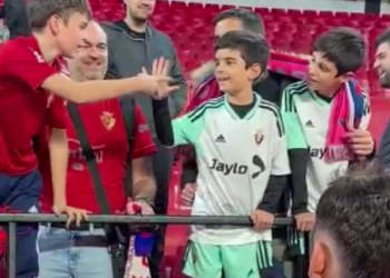 Kamen, papir ili škare? Izazov između djece za dres nogometaša