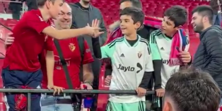 Kamen, papir ili škare? Izazov između djece za dres nogometaša