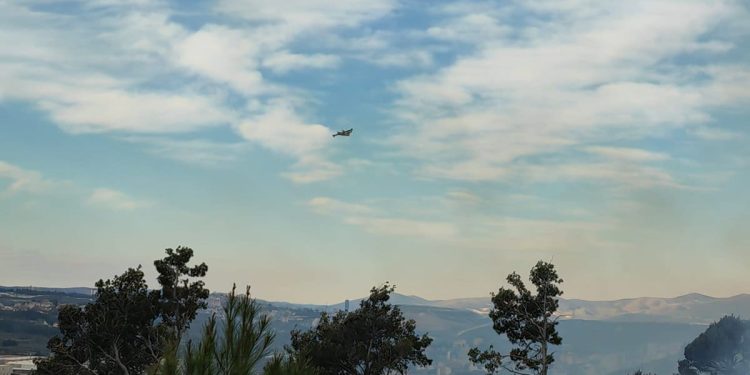 Kanader se ukazao iznad Žrnovnice. Bura ga zanosila, vratio se odakle je i došao