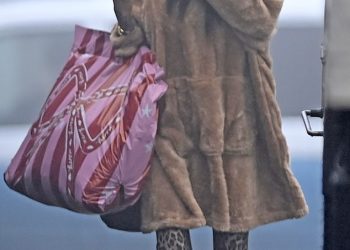 Katie Price puše vape dok odlazi na svoju pantomimu Pepeljuge s novokosim dečkom JJ Slaterom nakon što je demantirala glasine o razvodu