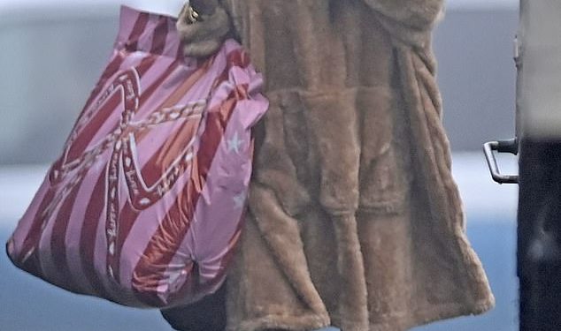 Katie Price puše vape dok odlazi na svoju pantomimu Pepeljuge s novokosim dečkom JJ Slaterom nakon što je demantirala glasine o razvodu