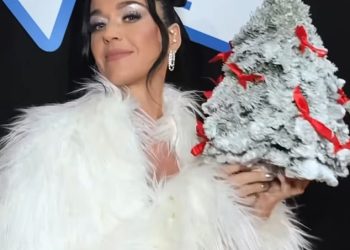 Katy Perry otkriva slatku božićnu tradiciju koju ona i Orlando Bloom rade svake godine za svoje susjede (uključujući princa Harryja i Meghan Markle!)