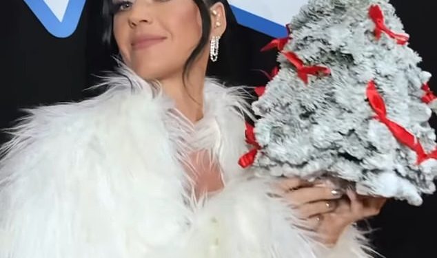 Katy Perry otkriva slatku božićnu tradiciju koju ona i Orlando Bloom rade svake godine za svoje susjede (uključujući princa Harryja i Meghan Markle!)