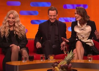 BIZARAN TALENT Keira Knightley zubima odsvirala hit ‘Believe’ i oduševila Cher | NACIONAL.HR