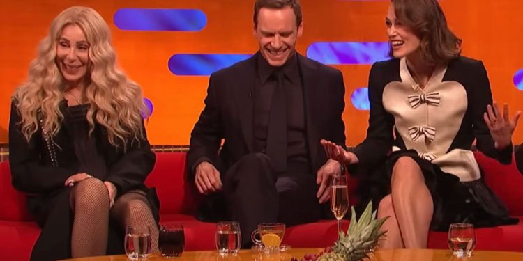 BIZARAN TALENT Keira Knightley zubima odsvirala hit ‘Believe’ i oduševila Cher | NACIONAL.HR